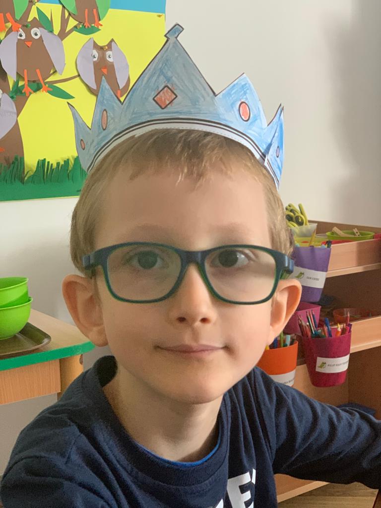 Ilie la grădi cu coroana regală.